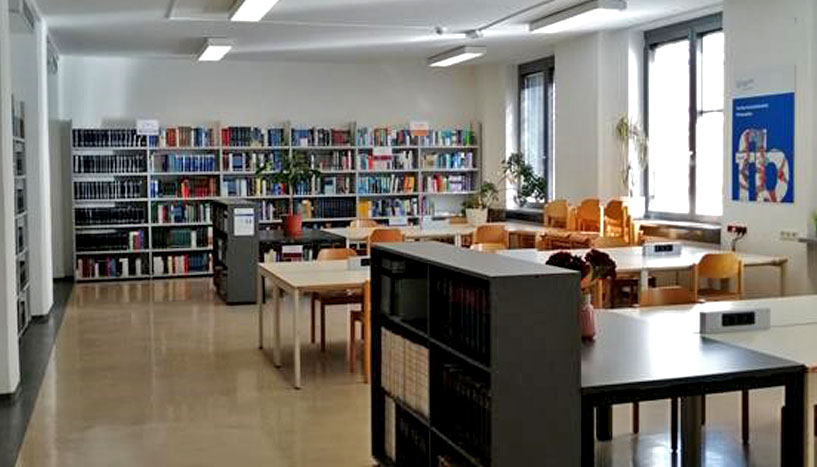 Blick in die neue Fachbereichsbibliothek mit Bücherregalen und Sitzmöglichkeiten