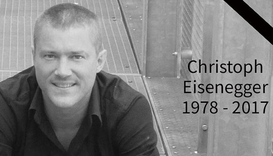 Christoph Eisenegger, auf einer Stufe sitzend, schwarz-weiß, inklusive Geburts- und Sterbejahr (1978 - 2017)