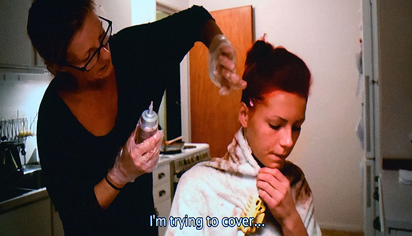 Screenshot aus dem Film "My life my lesson", Felicia bekommt von ihrer Mutter die Haare gefärbt.