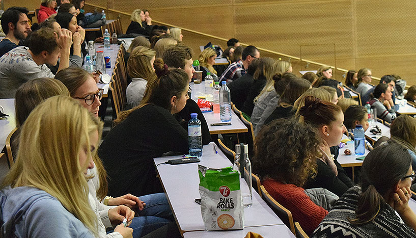 Ein Blick ins Publikum des Filmabends im Hörsaal C1 der Universität Wien.