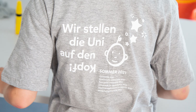 Rücken-Ansicht des Kinderuni-Shirts "Wir stellen die Uni auf den Kopf".