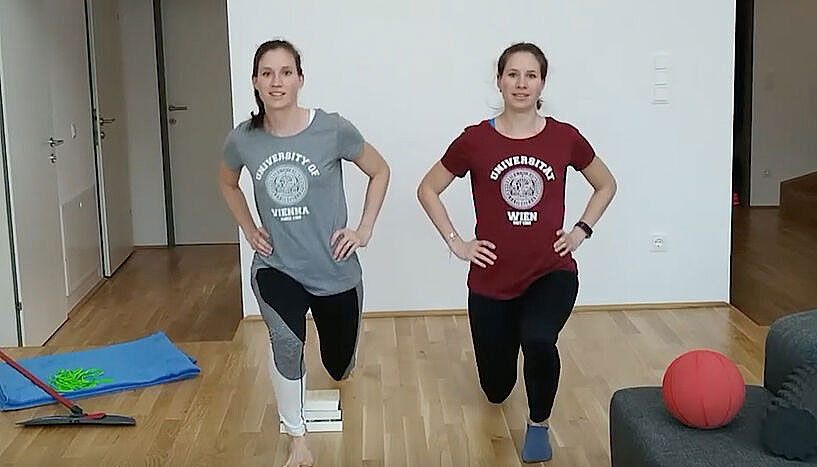 2 Frauen zeigen Fitnessübungen
