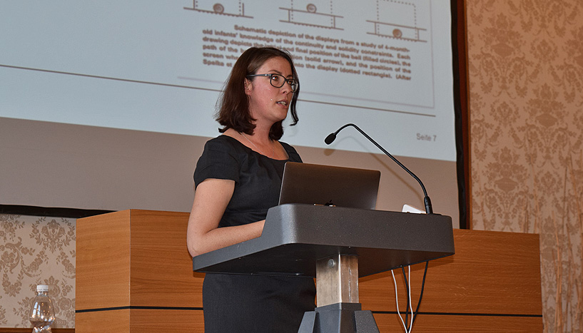 Prof. Stefanie Höhl auf dem Podium bei ihrer Antritts-Vorlesung.