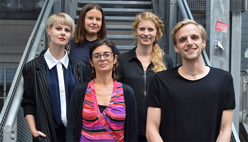 Von links: Claudia Lohmann, Agnieszka Slowik, Dina Weindl, Maike Ferber und Andreas Goreis vor der Stiege im Innenhof der Fakultät für Psychologie.