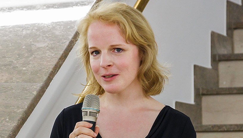 Portrait Ricarda Nater-Mewes mit Mikrofon