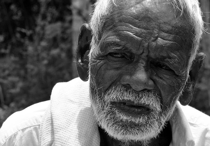 Schwarz-weiß-Portrait eines alten Mannes mit weißem Bart.