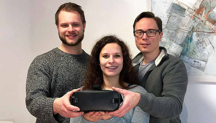 Johannes Lanzinger, Patricia Zaccarini und Christian Dingemann halten eine Virtual-Reality-Brille.
