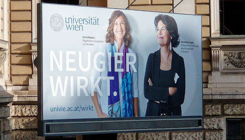 Plakat-Kampagner "Uni wirkt/Neugier wirkt" vor dem Hauptgebäude.