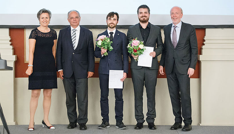 Gruppenfoto mit Vizerektorin Christa Schnabl, Rektor Heinz Engl, Patrick Markey, Jürgen Goller und Vizedekan Germain Weber.